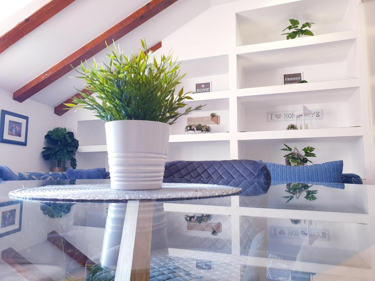 Apartments Sandra In The Historical Center Of The City Supetar Bagian luar foto