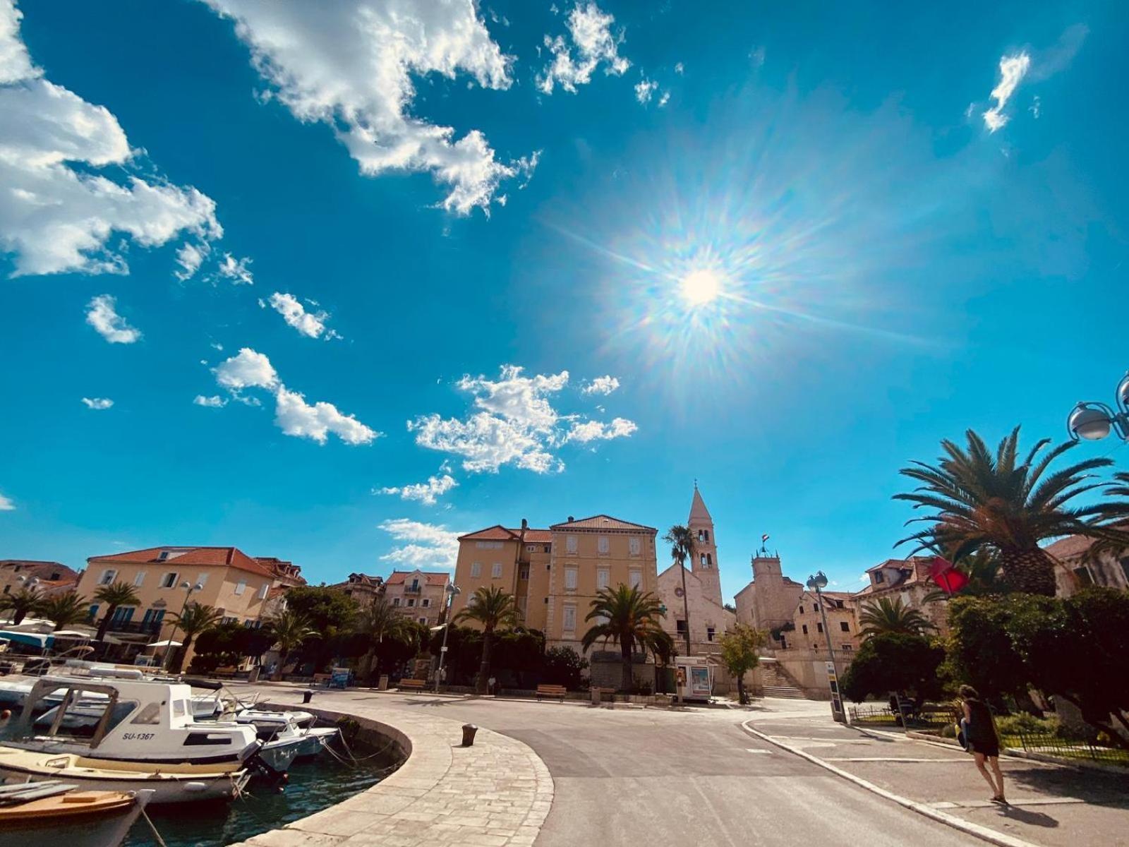 Apartments Sandra In The Historical Center Of The City Supetar Bagian luar foto