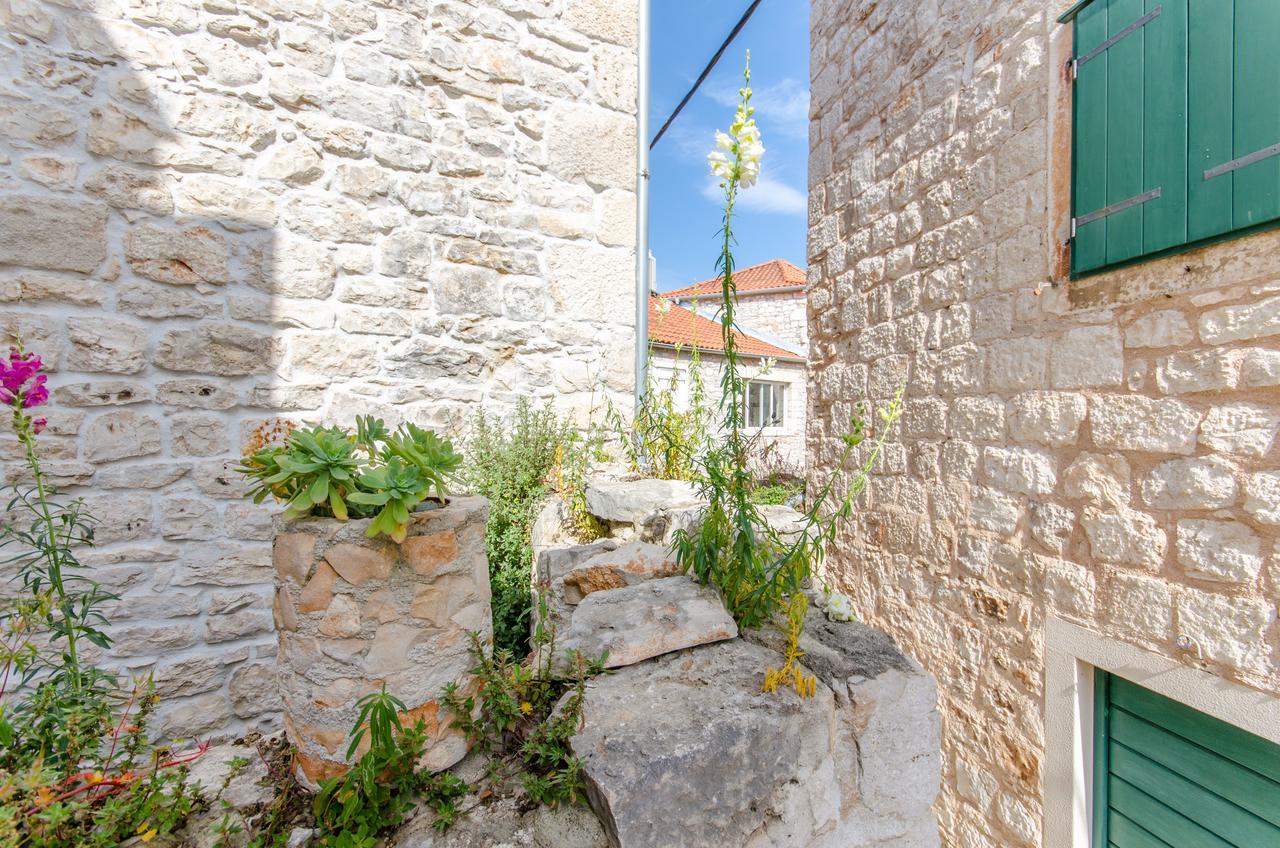 Apartments Sandra In The Historical Center Of The City Supetar Bagian luar foto