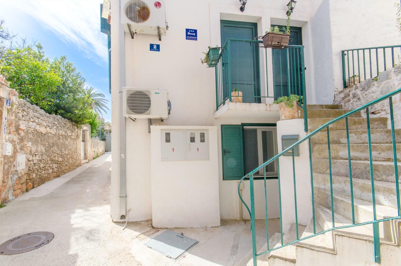 Apartments Sandra In The Historical Center Of The City Supetar Bagian luar foto